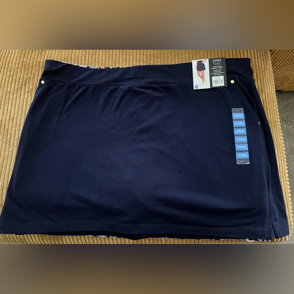Croft & Barrow Smocked Dress – 3X
FREE BONUS: Jones New York Skort (XXXL) - Picture 8 of 9